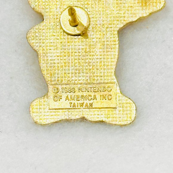 Rare Super Mario Brothers Luigi Vintage 1988 Tac Pin Collectible - Picture 3 of 3